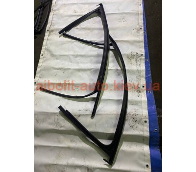 Ущільнювач для вікна переднього лівого  Volkswagen ID.4 2021 - 2023 р.